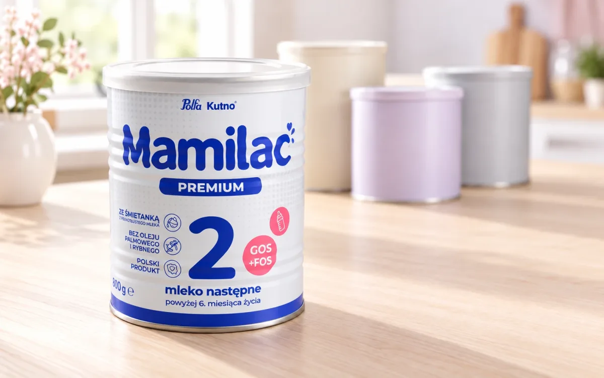 Puszka mleka Mamilac Premium 2 na blacie w kuchni, w tle inne puszki